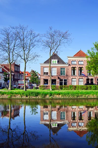 En typisk holländsk gata i delph. Nederländerna — Stockfoto