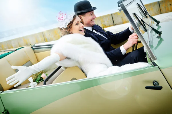 Молодожёны в свадебном автомобиле — стоковое фото