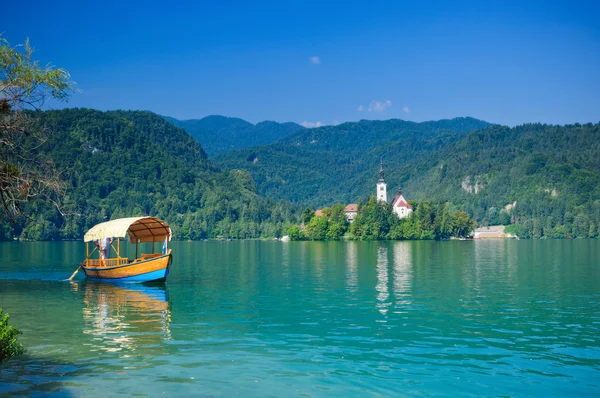 Πολύχρωμο βάρκα στη λίμνη bled. Σλοβενία — Φωτογραφία Αρχείου