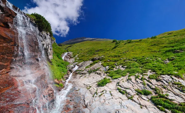Ein Wasserfall in den Alpen, Österreich — Stockfoto