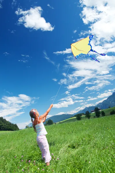 Kind vliegen een vlieger — Stockfoto