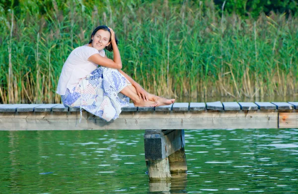 Jonge vrouw op pier — Stockfoto