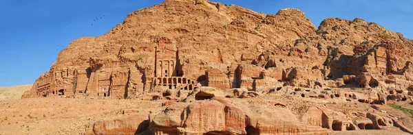 Grottor i förlorade staden världen undrar Petra, Jordanien — Stockfoto