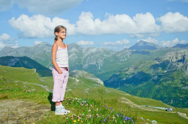 Mädchen mit Blick auf die Berge — Stockfoto