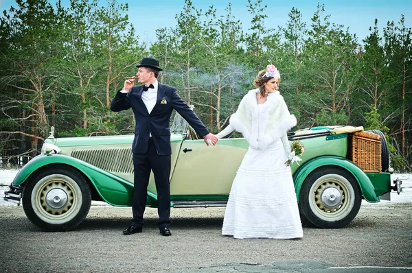 Brautpaar im Hochzeitsauto — Stockfoto
