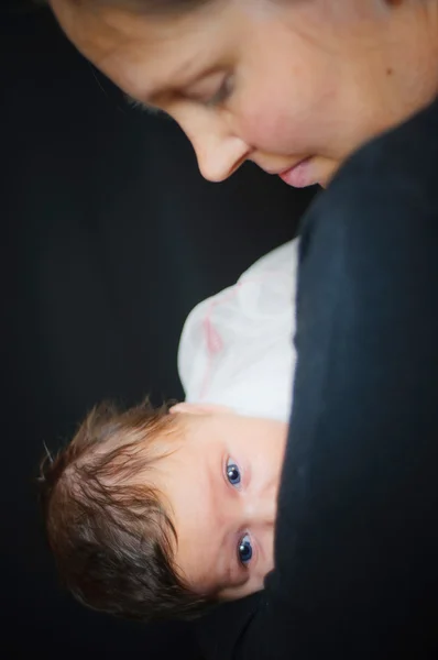 Glad söt spädbarn liggande på hans mor händer — Stockfoto