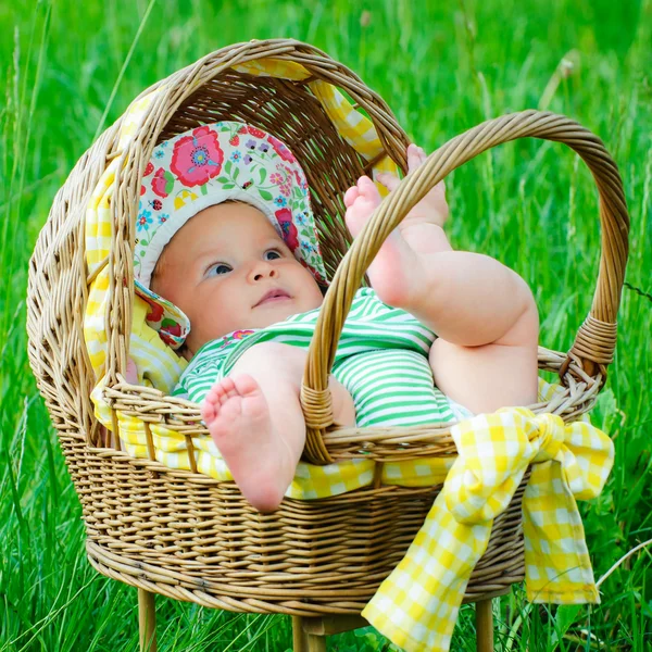 Ein schönes kleines Mädchen liegt im Gras — Stockfoto