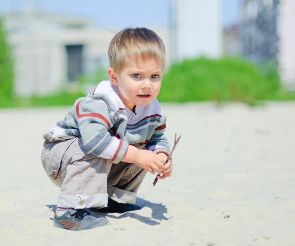 De jongen op zand — Stockfoto