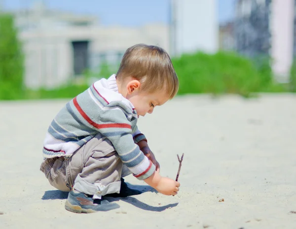 Chłopiec na piasku — Zdjęcie stockowe