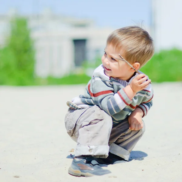모래에 소년 — 스톡 사진