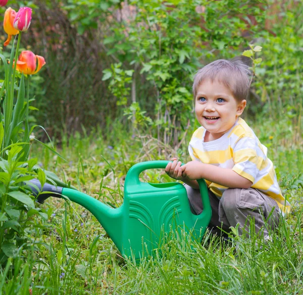 Fiatal fiú a kertben — Stock Fotó