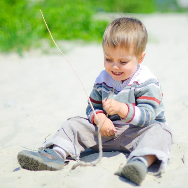 Pojken på sand — Stockfoto