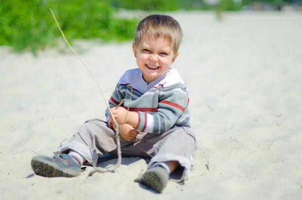 O menino na areia — Fotografia de Stock