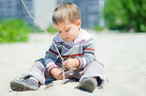 Il ragazzo sulla sabbia — Foto Stock