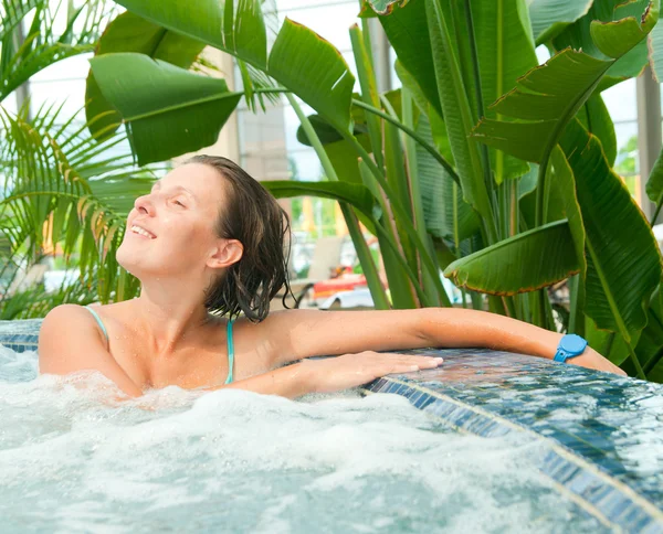 Attractive young woamn relaxing in a Jacuzzi — Stock Photo, Image