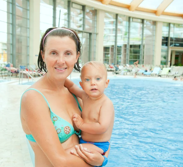 Matka a dítě v aquaparku — Stock fotografie