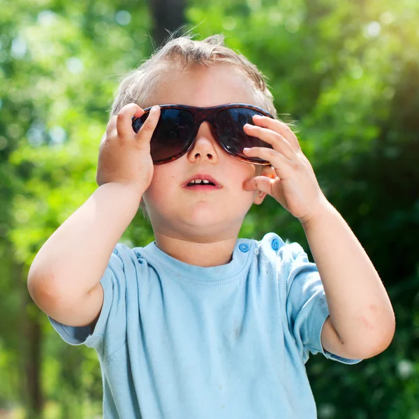 Óculos de sol menino no parque de verão — Fotografia de Stock