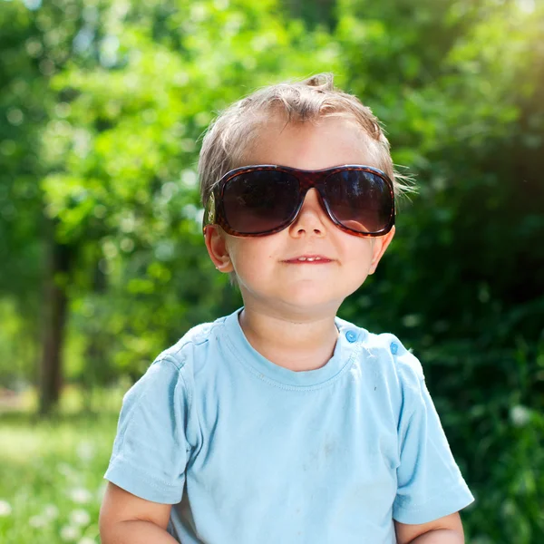 Pojke solglasögon i parken sommaren — Stockfoto