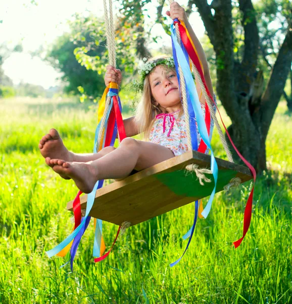 Chica joven en swing —  Fotos de Stock