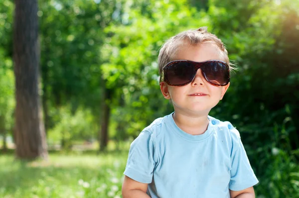 A nyári parkban fiú napszemüveg — Stock Fotó