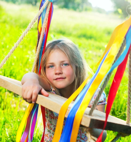 Chica joven en swing —  Fotos de Stock