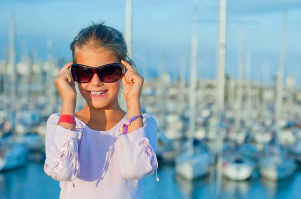 Portrét dívky v pozadí jachty — Stock fotografie