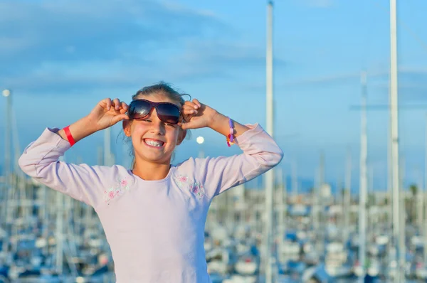 Portrait of a girl in the background of yachts — Stock Photo, Image