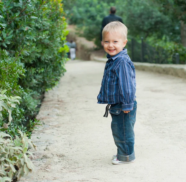 Мальчик в парке — стоковое фото