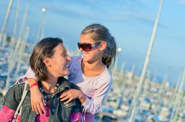 Porträt eines Mädchens mit ihrer Mutter in der Nähe von Yachten — Stockfoto