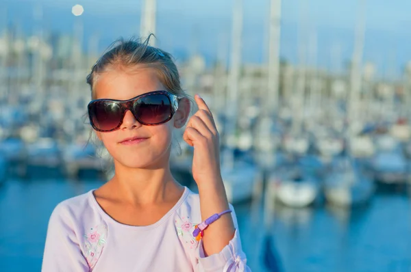 Porträtt av en flicka i bakgrunden av yachter — Stockfoto
