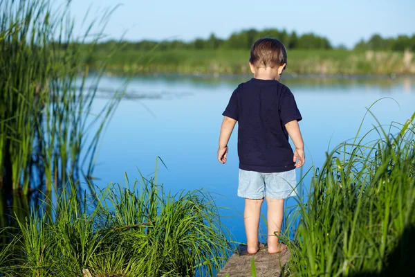 Хлопчик біля річки — стокове фото