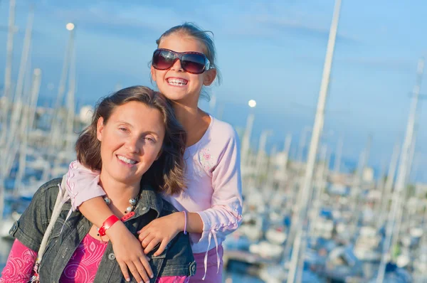 Porträt eines Mädchens mit ihrer Mutter in der Nähe von Yachten — Stockfoto