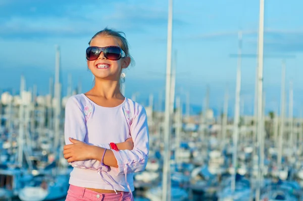 Portret dziewczynki w tle jachtów — Zdjęcie stockowe