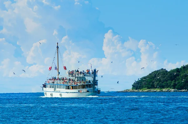 Barco branco no mar do Adriático — Fotografia de Stock