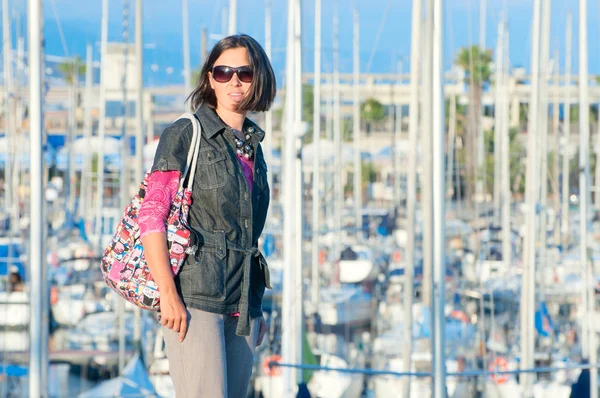 Portrait of woman in the background of yachts — Stock Photo, Image