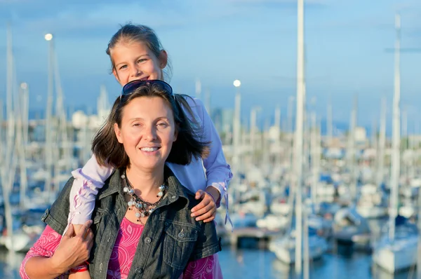 ヨット近くの彼女の母を持つ女の子の肖像画 — ストック写真