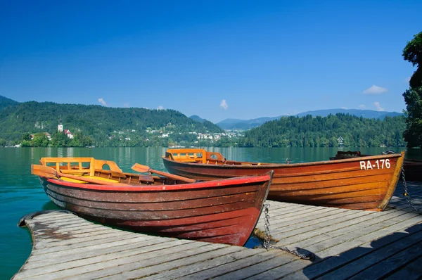 Kleurrijke boot op lake bled. Slovenië — Stockfoto