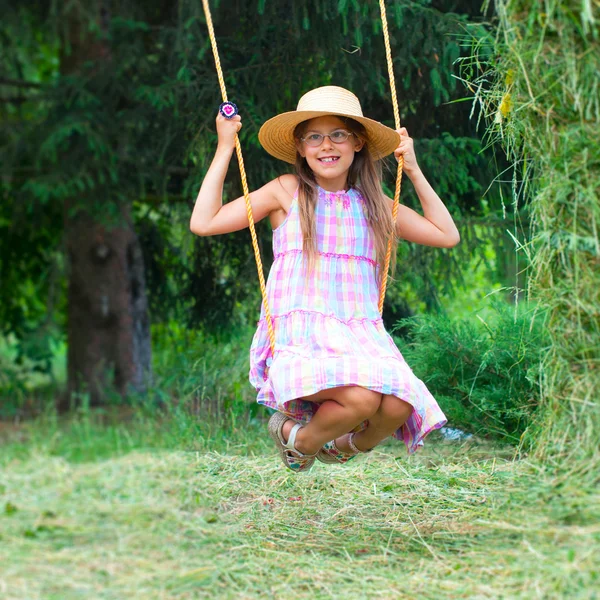 Młoda dziewczyna na swing — Zdjęcie stockowe