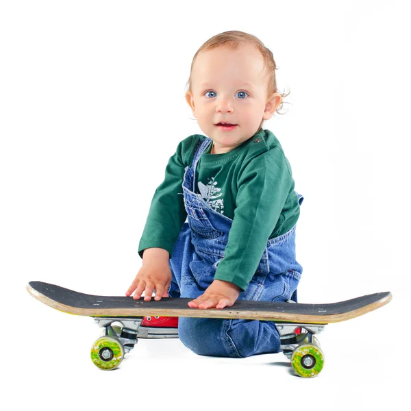 Маленький хлопчик на скейтборді — стокове фото