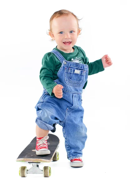 スケート ボード上の小さな男の子 — ストック写真