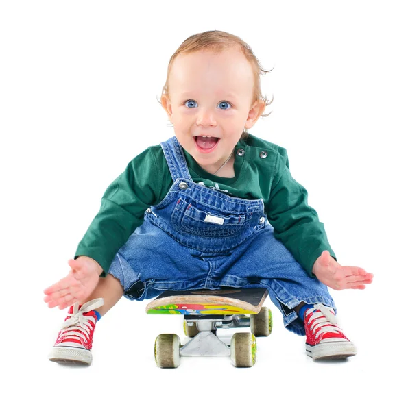 Kleine jongen op een skateboard — Stockfoto
