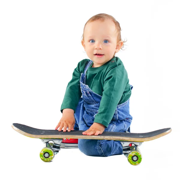 Маленький мальчик на скейтборде — стоковое фото