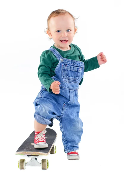 Bambino su uno skateboard — Foto Stock