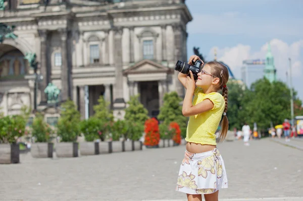 Chica joven con cámara de fotos — Foto de Stock