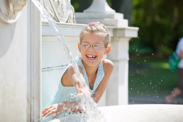 Dziewczyna bawi sie z wody — Zdjęcie stockowe