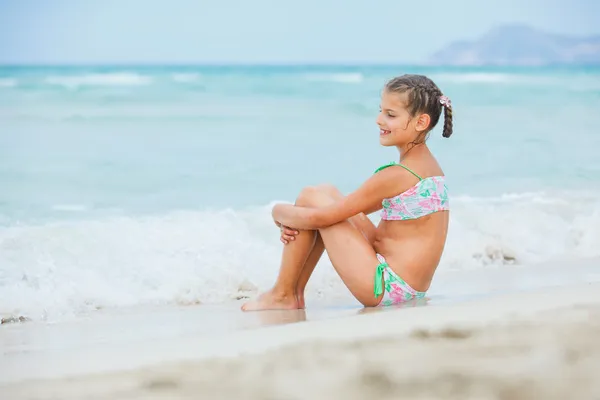 愛らしい幸せな女の子オンビーチ休暇 — ストック写真