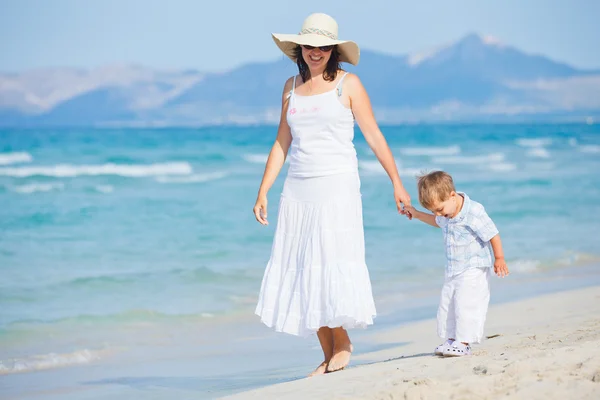 年轻的母亲和她的儿子在海滩度假 — 图库照片