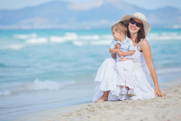 Jovem mãe com seu filho em férias na praia — Fotografia de Stock