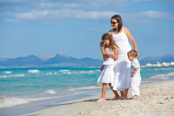 해변 휴가에 그녀의 두 아이 들과 젊은 어머니 — 스톡 사진