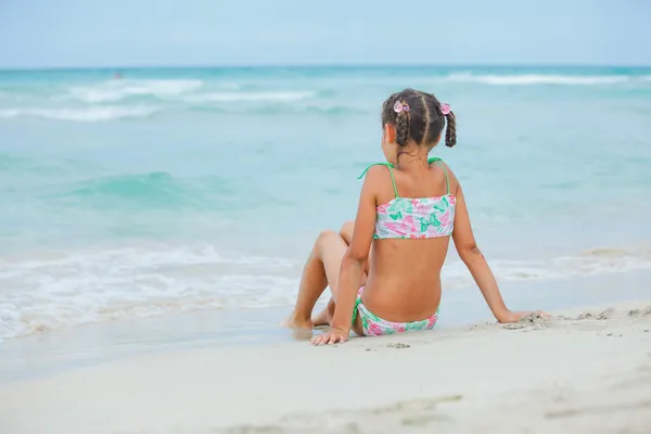 Förtjusande glad liten flicka på strandsemester — Stockfoto